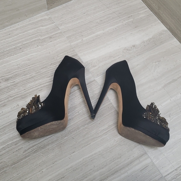 ⭐️Host Pic ⭐️ Oscar de la Renta Heels size 38 🔥 With floral rosette on toe - Picture 8 of 14